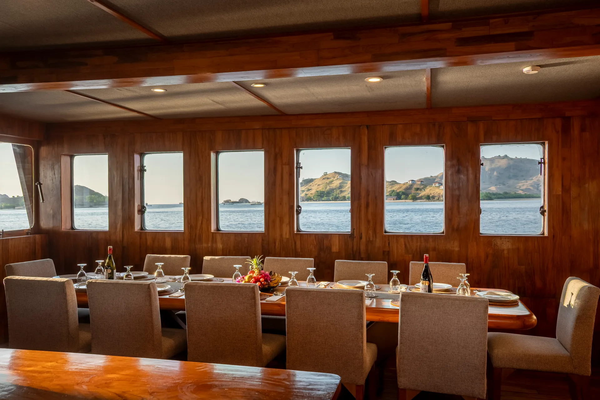 Essbereich auf dem Komodo-Tauchsafari-Schiff