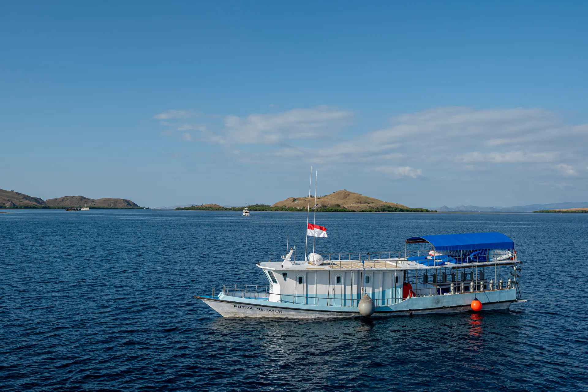 Taucher auf einem Begleitboot auf dem Weg zu einem Tauchplatz im Komodo-Nationalpark