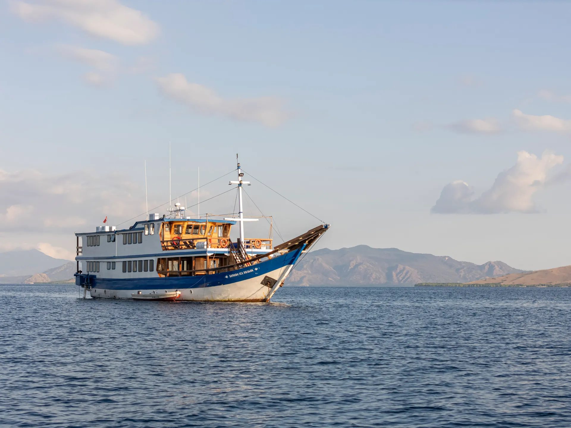 Komodo-Tauchsafari durch das türkisfarbene Wasser im Komodo-Nationalpark